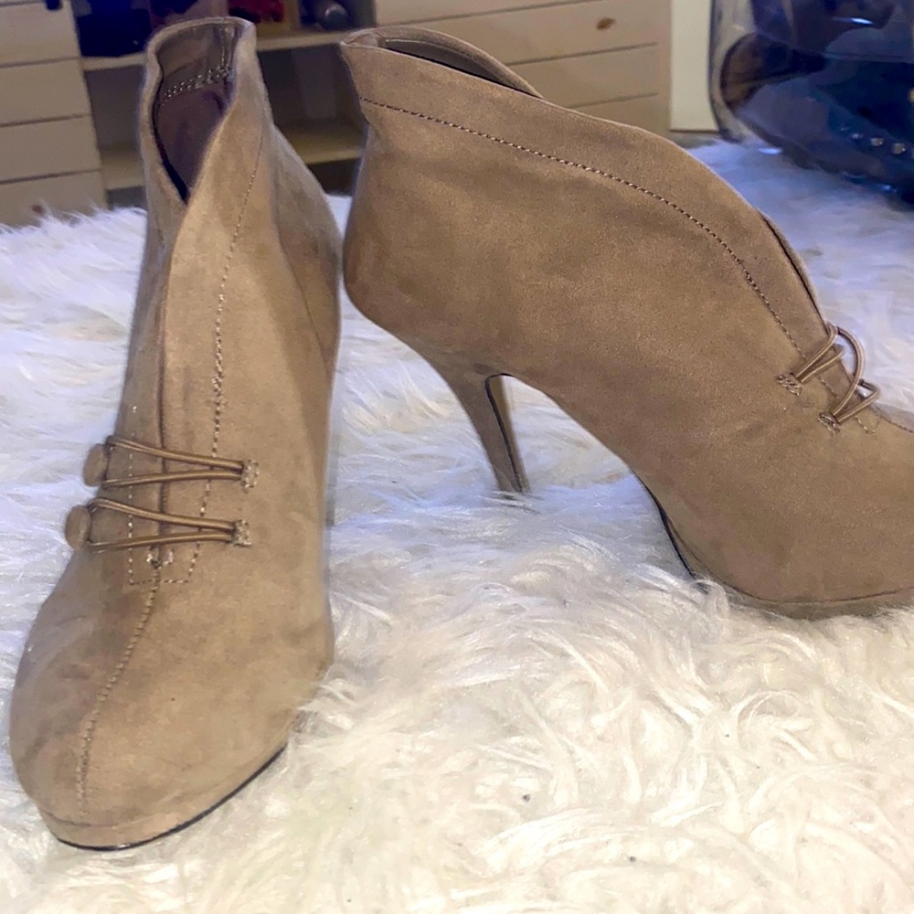 5 inch, minor skuff marks, never worn